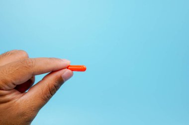 Mavi arka planda el ele tutuşan ilaç kapsülü sağlık hizmetleri seçimi, ilaç kullanımı, tedavi kararı ve fotokopi alanı ile sorumlu sağlık yönetimini temsil etmektedir..