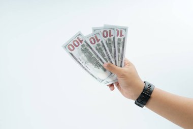 Beyaz arka planda ABD Doları banknot temsil ödeme, nakit işlem, mali değişim, gelir, maaş ve para konsepti kopya alan.