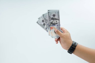 Beyaz arka planda ABD Doları banknot temsil ödeme, nakit işlem, mali değişim, gelir, maaş ve para konsepti kopya alan.