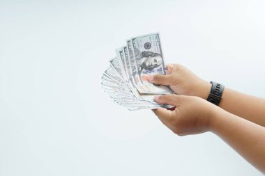 Beyaz arka planda ABD Doları banknot temsil ödeme, nakit işlem, mali değişim, gelir, maaş ve para konsepti kopya alan.