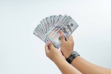 Beyaz arka planda ABD Doları banknot temsil ödeme, nakit işlem, mali değişim, gelir, maaş ve para konsepti kopya alan.