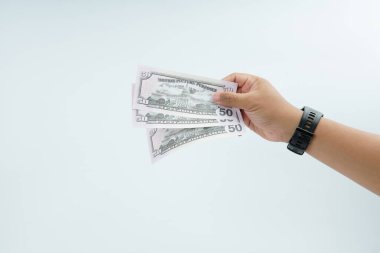 Beyaz arka planda ABD Doları banknot temsil ödeme, nakit işlem, mali değişim, gelir, maaş ve para konsepti kopya alan.