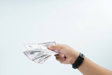 Beyaz arka planda ABD Doları banknot temsil ödeme, nakit işlem, mali değişim, gelir, maaş ve para konsepti kopya alan.