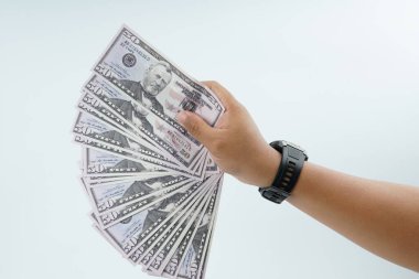 Beyaz arka planda ABD Doları banknot temsil ödeme, nakit işlem, mali değişim, gelir, maaş ve para konsepti kopya alan.