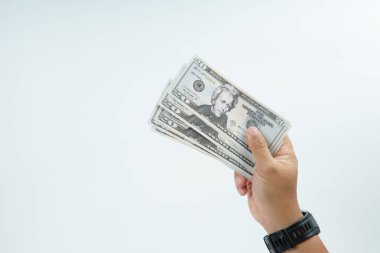 Beyaz arka planda ABD Doları banknot temsil ödeme, nakit işlem, mali değişim, gelir, maaş ve para konsepti kopya alan.