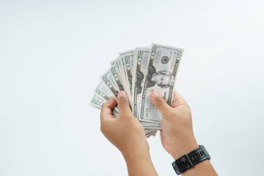 Beyaz arka planda ABD Doları banknot temsil ödeme, nakit işlem, mali değişim, gelir, maaş ve para konsepti kopya alan.