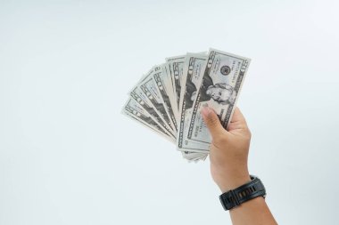 Beyaz arka planda ABD Doları banknot temsil ödeme, nakit işlem, mali değişim, gelir, maaş ve para konsepti kopya alan.