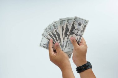 Beyaz arka planda ABD Doları banknot temsil ödeme, nakit işlem, mali değişim, gelir, maaş ve para konsepti kopya alan.