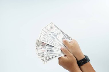 Beyaz arka planda ABD Doları banknot temsil ödeme, nakit işlem, mali değişim, gelir, maaş ve para konsepti kopya alan.