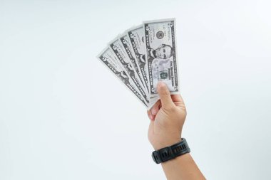 Beyaz arka planda ABD Doları banknot temsil ödeme, nakit işlem, mali değişim, gelir, maaş ve para konsepti kopya alan.