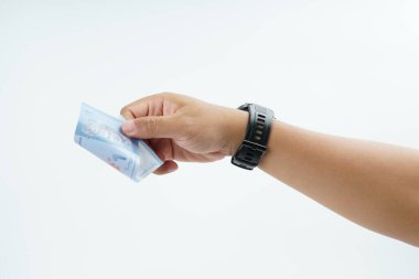 Beyaz zemin üzerinde el ele tutuşan Malezya bankası nakit ödeme, kişisel finans, gelir ve temiz minimum kompozisyon ile mali işlemleri temsil ediyor.