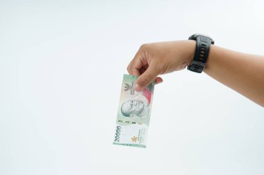 Beyaz zemin üzerinde el ele tutuşan Endonezya rupiah banknotu nakit ödeme, kişisel finans, gelir ve temiz minimum kompozisyon ile mali işlemleri temsil ediyor.