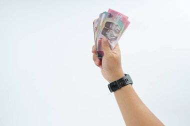 Beyaz zemin üzerinde el ele tutuşan Endonezya rupiah banknotu nakit ödeme, kişisel finans, gelir ve temiz minimum kompozisyon ile mali işlemleri temsil ediyor.