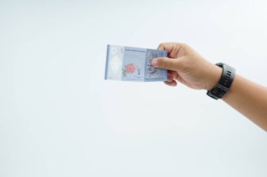 Beyaz zemin üzerinde el ele tutuşan Malezya bankası nakit ödeme, kişisel finans, gelir ve temiz minimum kompozisyon ile mali işlemleri temsil ediyor.