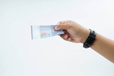 Beyaz zemin üzerinde el ele tutuşan Malezya bankası nakit ödeme, kişisel finans, gelir ve temiz minimum kompozisyon ile mali işlemleri temsil ediyor.