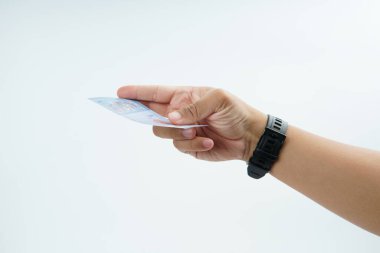 Beyaz zemin üzerinde el ele tutuşan Malezya bankası nakit ödeme, kişisel finans, gelir ve temiz minimum kompozisyon ile mali işlemleri temsil ediyor.