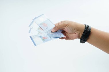 Beyaz zemin üzerinde el ele tutuşan Malezya bankası nakit ödeme, kişisel finans, gelir ve temiz minimum kompozisyon ile mali işlemleri temsil ediyor.