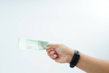 Beyaz zemin üzerinde el ele tutuşan Malezya bankası nakit ödeme, kişisel finans, gelir ve temiz minimum kompozisyon ile mali işlemleri temsil ediyor.