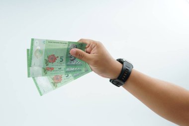 Beyaz zemin üzerinde el ele tutuşan Malezya bankası nakit ödeme, kişisel finans, gelir ve temiz minimum kompozisyon ile mali işlemleri temsil ediyor.