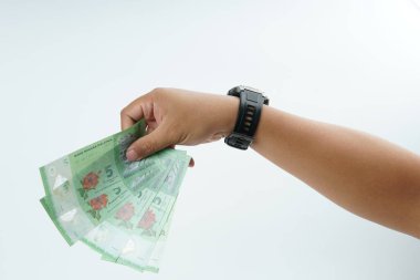 Beyaz zemin üzerinde el ele tutuşan Malezya bankası nakit ödeme, kişisel finans, gelir ve temiz minimum kompozisyon ile mali işlemleri temsil ediyor.