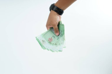 Beyaz zemin üzerinde el ele tutuşan Malezya bankası nakit ödeme, kişisel finans, gelir ve temiz minimum kompozisyon ile mali işlemleri temsil ediyor.