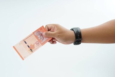 Beyaz zemin üzerinde el ele tutuşan Malezya bankası nakit ödeme, kişisel finans, gelir ve temiz minimum kompozisyon ile mali işlemleri temsil ediyor.