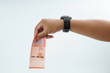 Beyaz zemin üzerinde el ele tutuşan Malezya bankası nakit ödeme, kişisel finans, gelir ve temiz minimum kompozisyon ile mali işlemleri temsil ediyor.