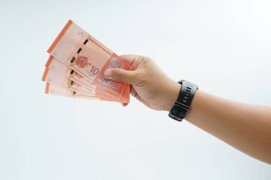 Beyaz zemin üzerinde el ele tutuşan Malezya bankası nakit ödeme, kişisel finans, gelir ve temiz minimum kompozisyon ile mali işlemleri temsil ediyor.