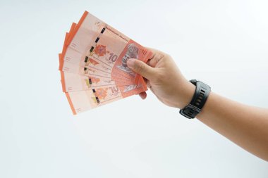 Beyaz zemin üzerinde el ele tutuşan Malezya bankası nakit ödeme, kişisel finans, gelir ve temiz minimum kompozisyon ile mali işlemleri temsil ediyor.