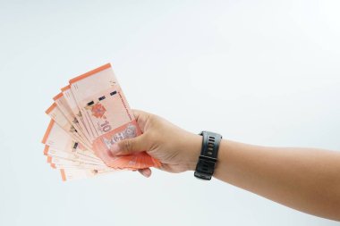 Beyaz zemin üzerinde el ele tutuşan Malezya bankası nakit ödeme, kişisel finans, gelir ve temiz minimum kompozisyon ile mali işlemleri temsil ediyor.