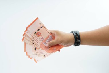 Beyaz zemin üzerinde el ele tutuşan Malezya bankası nakit ödeme, kişisel finans, gelir ve temiz minimum kompozisyon ile mali işlemleri temsil ediyor.