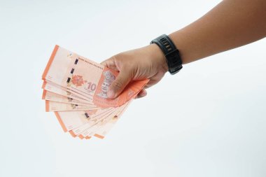 Beyaz zemin üzerinde el ele tutuşan Malezya bankası nakit ödeme, kişisel finans, gelir ve temiz minimum kompozisyon ile mali işlemleri temsil ediyor.