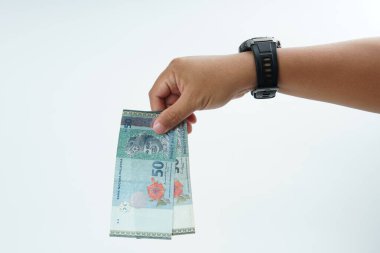 Beyaz zemin üzerinde el ele tutuşan Malezya bankası nakit ödeme, kişisel finans, gelir ve temiz minimum kompozisyon ile mali işlemleri temsil ediyor.