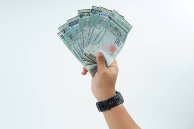 Beyaz zemin üzerinde el ele tutuşan Malezya bankası nakit ödeme, kişisel finans, gelir ve temiz minimum kompozisyon ile mali işlemleri temsil ediyor.