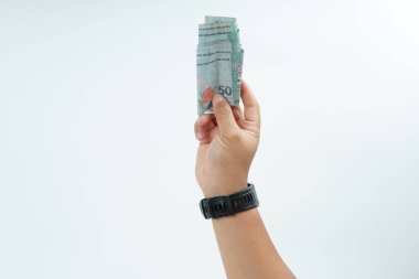 Beyaz zemin üzerinde el ele tutuşan Malezya bankası nakit ödeme, kişisel finans, gelir ve temiz minimum kompozisyon ile mali işlemleri temsil ediyor.