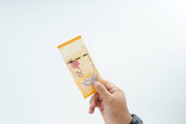 Beyaz zemin üzerinde el ele tutuşan Malezya bankası nakit ödeme, kişisel finans, gelir ve temiz minimum kompozisyon ile mali işlemleri temsil ediyor.