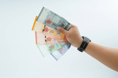 Beyaz zemin üzerinde el ele tutuşan Malezya bankası nakit ödeme, kişisel finans, gelir ve temiz minimum kompozisyon ile mali işlemleri temsil ediyor.