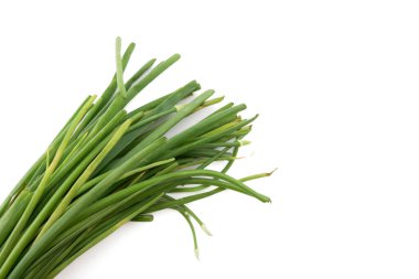 Beyaz arka planda izole edilmiş kağıttan sarımsaklı taze sarımsak soğanları organik sebzeleri, sağlıklı yemek malzemelerini ve doğal ürünleri temsil ediyor..