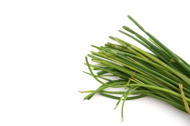 Beyaz arka planda izole edilmiş kağıttan sarımsaklı taze sarımsak soğanları organik sebzeleri, sağlıklı yemek malzemelerini ve doğal ürünleri temsil ediyor..