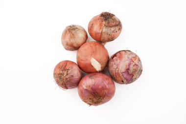 Beyaz arka planda izole edilmiş kırmızı soğanlar taze sebzeleri, doğal çiftlik ürünlerini, yemek malzemelerini ve günlük mutfak zımbırtılarını temsil ediyor..