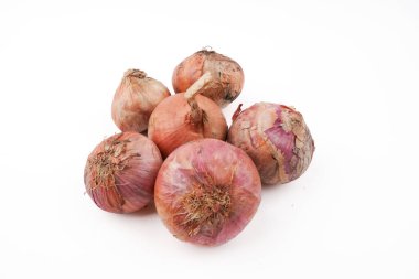 Beyaz arka planda izole edilmiş kırmızı soğanlar taze sebzeleri, doğal çiftlik ürünlerini, yemek malzemelerini ve günlük mutfak zımbırtılarını temsil ediyor..