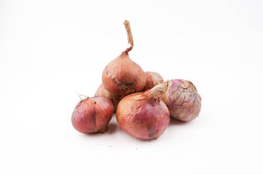 Beyaz arka planda izole edilmiş kırmızı soğanlar taze sebzeleri, doğal çiftlik ürünlerini, yemek malzemelerini ve günlük mutfak zımbırtılarını temsil ediyor..