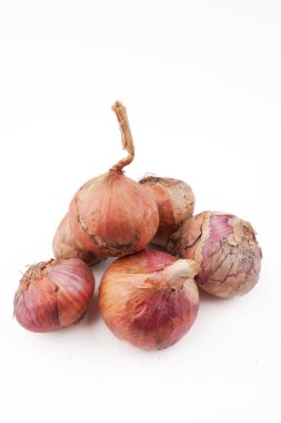 Beyaz arka planda izole edilmiş kırmızı soğanlar taze sebzeleri, doğal çiftlik ürünlerini, yemek malzemelerini ve günlük mutfak zımbırtılarını temsil ediyor..