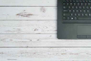 Verimliliği, uzaktan çalışmayı, dijital ofis ortamını ve kopyalama alanı olan profesyonel minimalist yapıyı temsil eden beyaz ahşap masa üzerinde dizüstü bilgisayarı olan modern iş alanı.