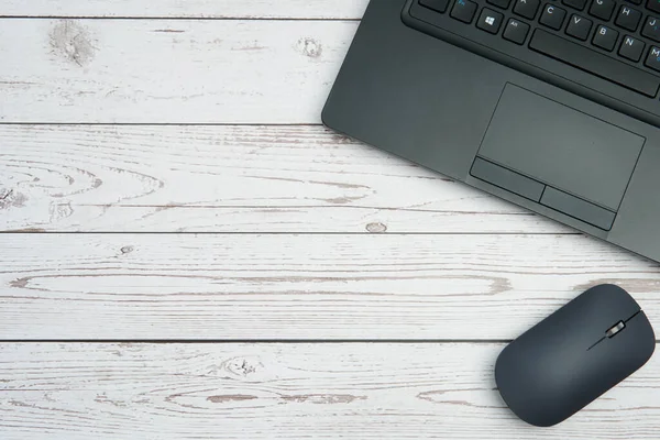 Verimliliği, dijital çalışmayı, ofis ortamını ve temiz kopya alanı olan profesyonel kurulumu temsil eden beyaz ahşap masa üzerinde dizüstü bilgisayarı ve faresi olan modern iş alanı.