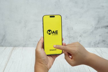 Rawang, Selangor, Malezya - 21 Ocak 2026 - Maybank mobil bankacılık uygulaması tarafından ekrana yansıtılan akıllı telefon