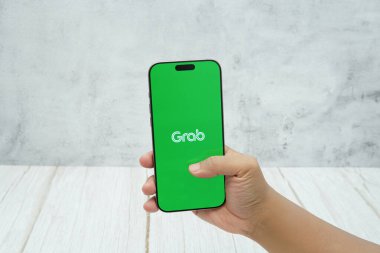 Rawang, Selangor, Malezya - 21 Ocak 2026 - Ekranda Kap mobil uygulama logosunu gösteren akıllı telefon