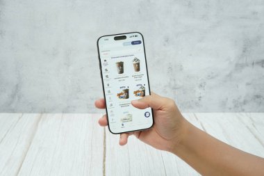 Rawang, Selangor, Malezya - 21 Ocak 2026 - Ekranda Zus Kahve mobil uygulama arayüzü gösteren akıllı telefon