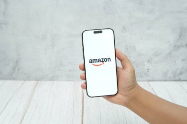 Rawang, Selangor, Malezya - 21 Ocak 2026 - Amazon alışveriş uygulamasını ekranda gösteren akıllı telefon