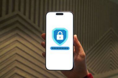 Mavi güvenlik kalkanı ve parola çubuğunu gösteren akıllı telefon, siber güvenlik, çevrimiçi koruma, güvenli giriş, veri gizliliği ve mobil dijital güvenlik kavramını sembolize ediyor.